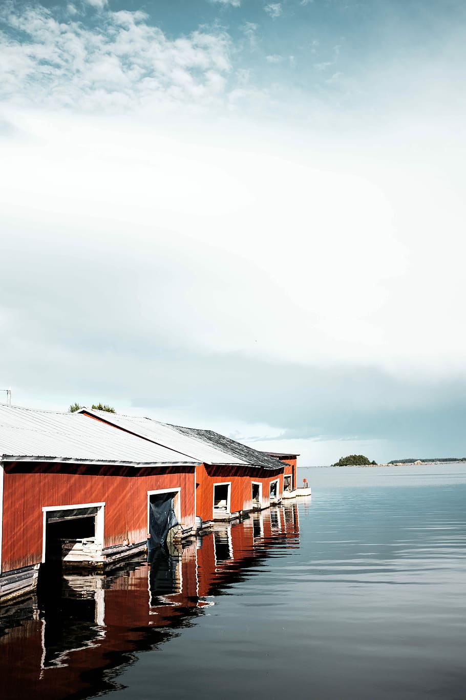 Marrone, case, circondato, corpo, acqua, giorno, rosso, lago, Casa, chalet, riflessione, Scandinavium, cielo, architettura, nuvola - cielo, struttura costruita, esterno dell'edificio, natura, nessuno, mare, lungomare, bellezza nella natura, all'aperto, scenics - natura, costruzione, la tranquillità, tetto, 4K