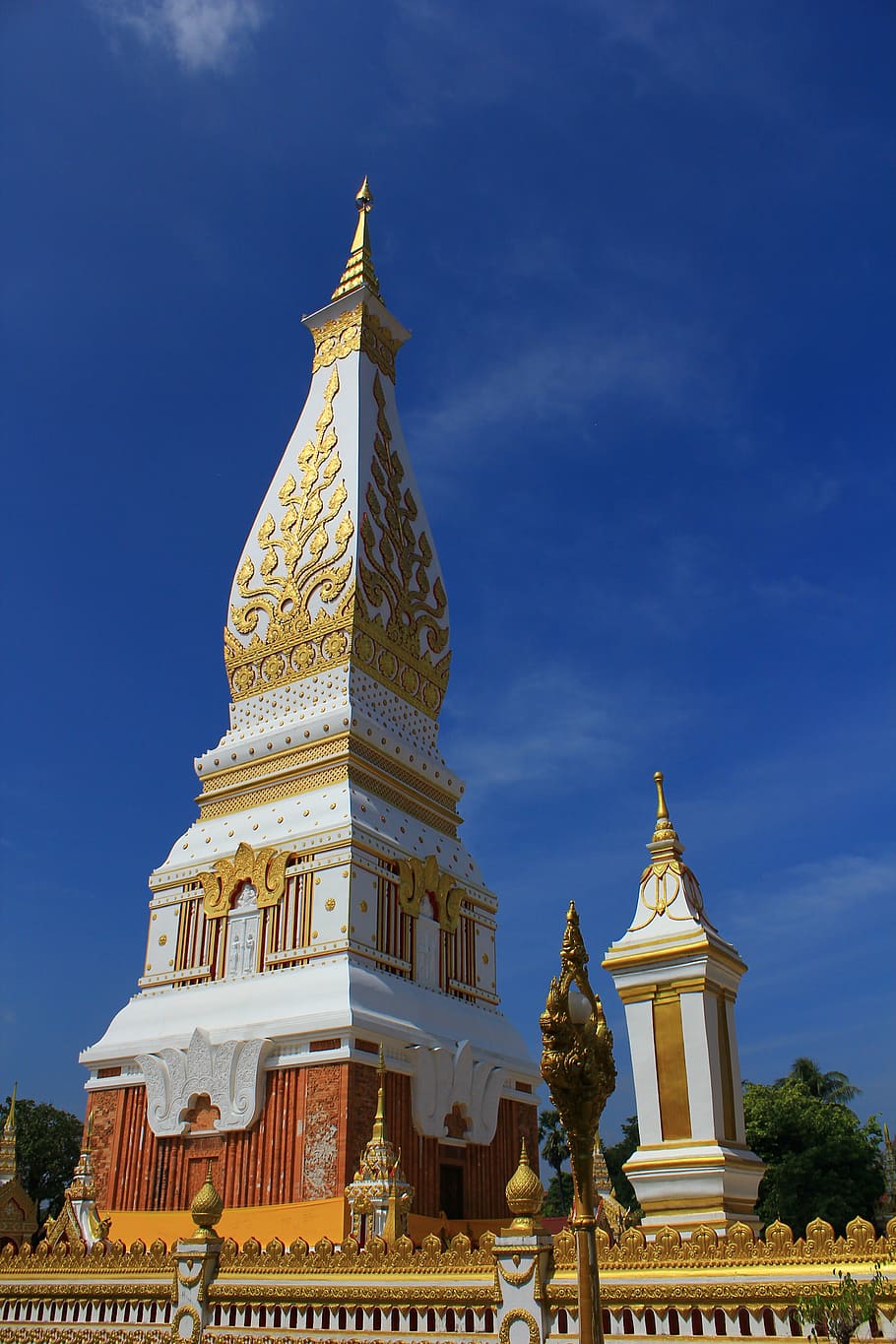 phra that phanom, arquitectura, jay dee, Tailàndia, budisme, bangkok, menjar, lloc famós, religió, pagoda, asia, construcció de temples, estructura construïda, exterior de l'edifici, cel, creença, edifici, lloc de culte, espiritualitat, vista d’angle baix, núvol - cel, naturalesa, cap gent, destinacions de viatge, blau, art i artesania, dia, el passat, color daurat, a l'aire lliure, ornamentat, fletxa, 5K