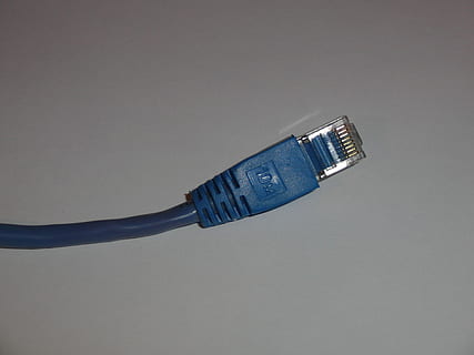 Netzwerkkabel, Ethernet, Netzwerk, Kabel, Netzwerkanschlussstecker, Verbindung, Computernetzwerk, Computerkabel, Internet, Technologie, Kommunikation, kabellose Technologie, Studioaufnahme, einzelnes Objekt, drinnen, Nahansicht, ausgeschnitten, Daten, Computer, Metall, verdrahtet, keine Leute, grauer Hintergrund, globale Kommunikation, Telefonleitung, Netzteil, 2K, CC0, gemeinfrei, lizenzfrei