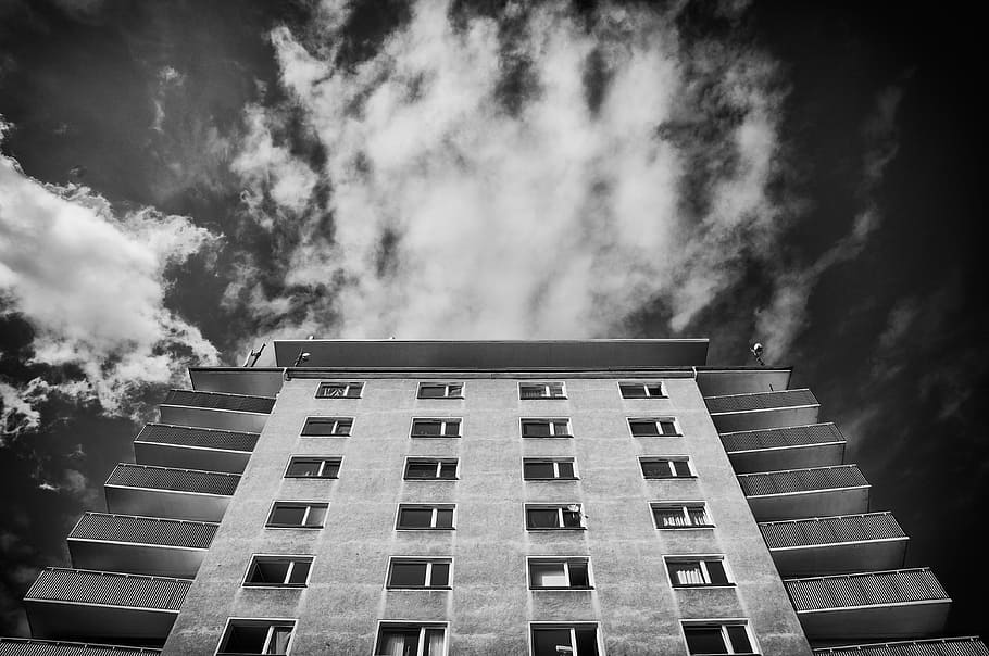 fotografia en escala de grisos, concret, edifici, blanco y negro, nube, arquitectura, exterior de l'edifici, estructura construïda, núvol - cel, barri residencial, finestra, cel, apartament, ciutat, vista d’angle baix, cap gent, casa, naturalesa, a l'aire lliure, en fila, bloc, dia, repetició, desenvolupament d’habitatges, 4K