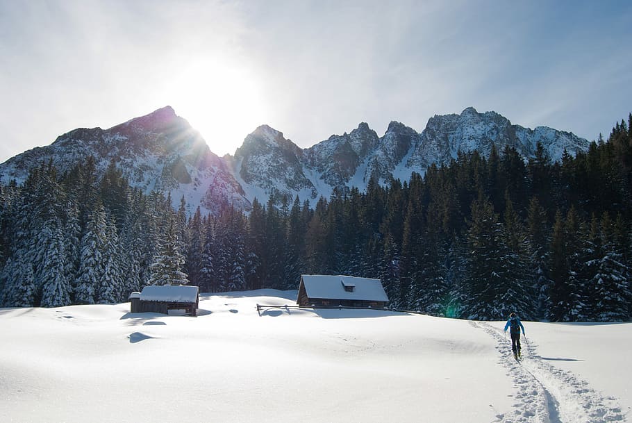 persoană, mers, snowfield, de munte, câmp de zăpadă, către, cabină, Munte, zăpadă, pădure, soare, nor, copac, cabană, casă, clădire, piese, schior, iarnă, temperatura rece, cer, frumusețe în natură, plantă, scenice - natura, natură, lumina soarelui, o scenă liniștită, scenă non-urbană, liniște, zi, mediu inconjurator, teren, nici o persoana, lentila flacara, un munte acoperit de zăpadă, în aer liber, 4K