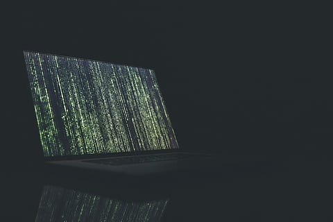 sort, grå, bærbar computer, vendt, sort bærbar computer, bærbar, macbook, skærm, matrix, mørk, ingen mennesker, kopiere plads, indendørs, grøn farve, natur, studio skud, arkitektur, sort baggrund, tæt på, træ - materiale, stor gruppe af objekter, bygget struktur, mørkt rum, mønster, vindue, stak, dag, 5K, CC0, offentligt domæne, royaltyfrie