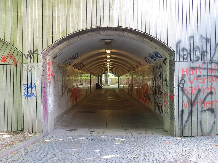 Mnichov, podjezd, tunel, cesta vpřed, směr, architektura, graffiti, stavba, perspektiva, nástěnný prvek, nikdo, budova, bod zmizení, prázdný, uvnitř, oblouk, koridor, den, pasáž, strop, pěšina, světlo na konci tunelu, podzemní chodník, 4K