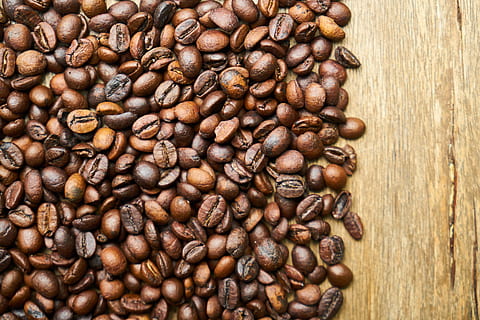 cafè, cafeïna, nucli, llavor, menjar, begudes, tassa, tassa de cafè, foto, foto de menjar, al matí, despertar, espresso, fotografia, cafeteria, bon dia, macro, cappuccino, marró, fusta, nutrició, fons, esmorzar, cuina, latte, taula, cafè - beguda, menjar i beguda, gra de cafè torrat, gran grup d'objectes, frescor, a l'interior, beure, torrat, cap gent, natura morta, abundància, primer pla, refresc, vista d’angle alt, directament a sobre, begudes sense alcohol, efecte texturat, 5K, CC0, domini públic, lliure de regalies