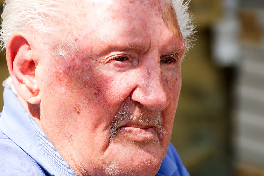 gammel mand, blå, mand, gammel, person, han-, mennesker, portræt, senior-, voksen, pensionering, bedstefar, ældre, herrer, hanner, en person, menneskelig kropsdel, kropsdel, menneskeligt ansigt, fysisk skade, emotion, senior voksen, tæt på, sundhedspleje og medicin, sygdomstilstand, hovedskud, moden voksen, sygdom, aggression, modne mænd, 5K