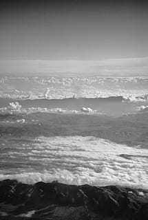 Graustufenfoto, Wolken, Antenne, Foto, Berg, Himmel, Berge, bandw, Schwarz und weiß, Erde, Entfernung, Aussicht, Flugzeug, Meile hoch, Gebirge, Wolke, wolke - himmel, Schönheit in der Natur, Szenen - Natur, Ruhe, ruhige Szene, Natur, Umgebung, keine Leute, Luftaufnahme, Wolkengebilde, draußen, Tag, idyllisch, Landschaft, Hintergründe, Scheu, Fernbedienung, Horizont, Meteorologie, Klima, Kraft in der Natur, 5K, CC0, gemeinfrei, lizenzfrei