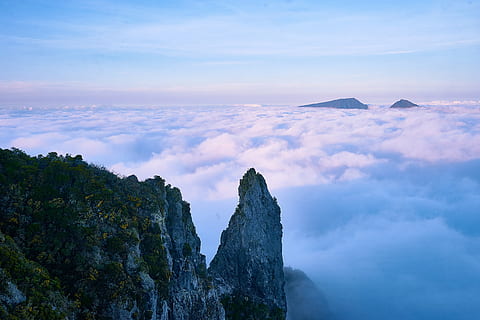 Cliff, Wolken, Tageslicht, Berg, Natur, draußen, felsiger Berg, Wolkenmeer, Himmel, Szenen - Natur, Schönheit in der Natur, wolke - himmel, ruhige Szene, Ruhe, Gebirge, Nicht-städtische Szene, Rock, Umgebung, Rock - Objekt, Landschaft, idyllisch, solide, Gipfel, keine Leute, Nebel, 5K, CC0, gemeinfrei, lizenzfrei