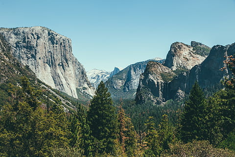 aéreo, foto, selva, verde, folhas de árvores, cinzento, rochoso, fundo das montanhas, azul, céu, arvores, topo da montanha, distância, natureza, montanha, Parque Nacional de Yosemite, scenics, panorama, ao ar livre, rock - objeto, árvore, Yosemite Falls, EUA, Parque Nacional, vale de yosemite, floresta, ninguém, cadeia de montanhas, penhasco, beleza na natureza, vale, terreno extremo, el capitan - parque nacional de yosemite, meia abóbada, Pinheiro, plantar, scenics - natureza, meio Ambiente, terra, cena tranquila, árvore conífera, Rocha, tranquilidade, destinos de viagem, floresta de pinheiros, formação, Pico da montanha, 5K, CC0, domínio público, royalty free