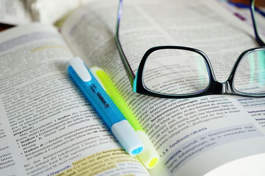ulleres, pàgina del llibre, gots, llegir, aprendre, llibre, text, ressaltador, bolígraf, intel · lectual, format, educació, formació, ulleres de lectura, literatura, pàgines, Font, pàgines de llibres, paper, llibre de referència, llançat, obert, informació, Cercar, saber, estudiar, primer pla, a l'interior, natura morta, enfocament selectiu, cap gent, guió occidental, publicació, comunicació, taula, salut i medicina, vista d’angle alt, periòdic, grup d'objectes, accessori personal, 5K