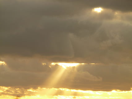 nuvole, cielo, sole, raggio di sole, apertura, Dio, fede, luce, buio, inferno, natura, forza della natura, nuvola - cielo, bellezza nella natura, scenics - natura, la tranquillità, luce del sole, nessuno, tempesta, idilliaco, all'aperto, Inquadratura dal basso, tramonto, Cloudscape, cielo drammatico, scena tranquilla, illuminato, streaming, meteorologia, infausto, 2K, CC0, dominio pubblico, privo di copyright