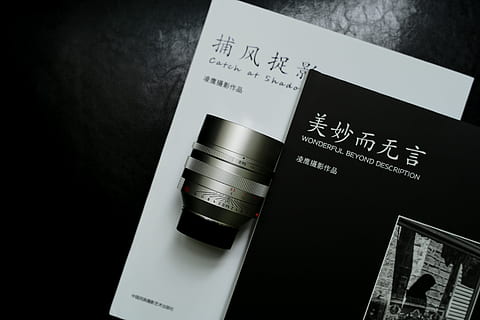 cilindrico, componente d'argento, superiore, bianca, carta da stampa, lente, lenti della macchina fotografica, Tech, tecnologia, bianco e nero, flatlay, documenti, foglio di carta, Cinese, scrittura cinese, rivista, disposizione, moderno, modernista, testo, sceneggiatura occidentale, nessuno, comunicazione, in casa, avvicinamento, copia spazio, sfondo nero, macchina fotografica - attrezzatura fotografica, temi fotografici, cultura artistica e intrattenimento, girato in studio, carta, controllo, attrezzatura fotografica, natura morta, cartello, Camera digitale, 5K, CC0, dominio pubblico, privo di copyright