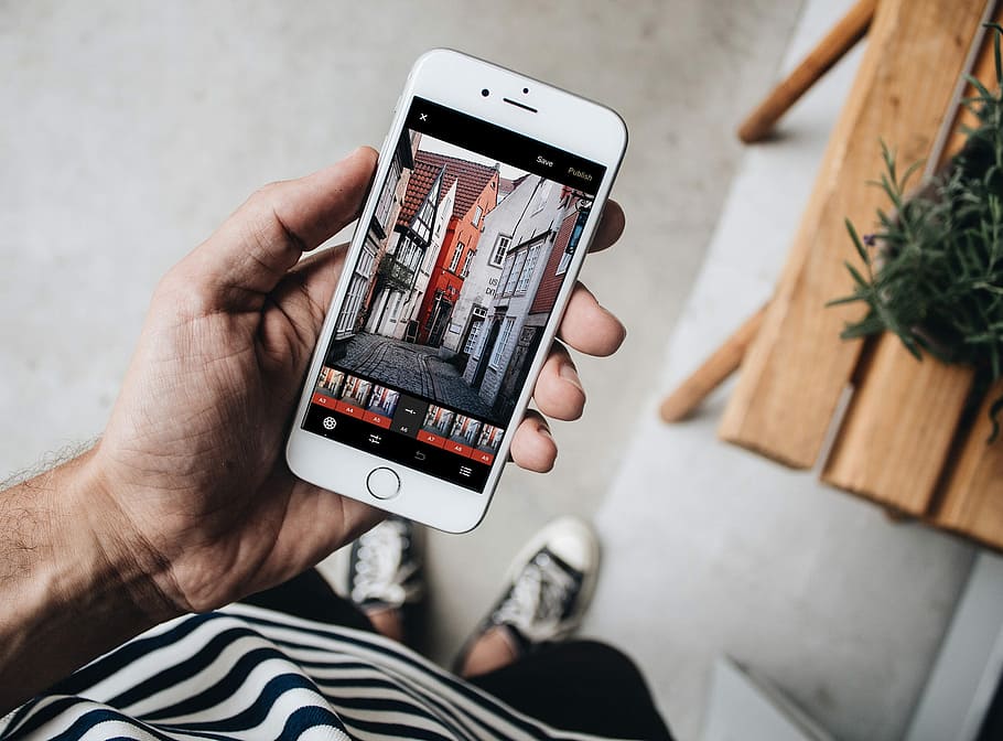 persona, celebració, plata iphone 7, fusta, nansa, persona mà, iphone, mostrant, cases, telèfon, mà, home, càmera, editor, tecnologia, tecnologia sense fils, comunicació, dispositiu d’informació portàtil, telèfon mòbil, telèfon intel·ligent, mà humana, connexió, part del cos humà, pantalla, vista d’angle alt, homes, a l'interior, roba casual, centrar-se en primer pla, gent, activitat d'oci, 1080P