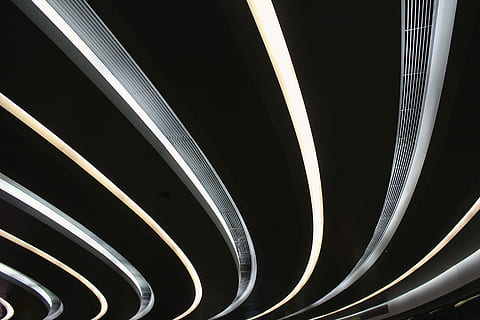 schwarz, Weiß, Tunnel, Decke, gedreht, vertieft, Beleuchtung, Lichter an, Dach, Linie, Kreis, Textur, Grafik, dunkel, abstrakt, Kurve, Hintergründe, Muster, stehlen, Metall, futuristisch, gestalten, modern, die Architektur, keine Leute, Transport, Technologie, Verbindung, Vollbild, drinnen, Nahansicht, beleuchtet, Langzeitbelichtung, Bewegung, gebaute Struktur, Lichtspur, Geschwindigkeit, glühend, Stadt, schwarzer Hintergrund, Netzteil, 5K, CC0, gemeinfrei, lizenzfrei