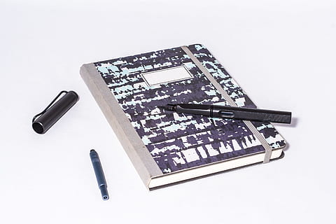 enchimento, Nota, papelaria, notas, sair, Preto, utensílio de escrita, escrevendo o implemento, material de escritório, caneta, caneta tinteiro, caderno, diário, ferramenta de escrita, entrar, escreva, papel, livro, livreto, lamy, sem título, em branco, idéia, tinta, equipamento, ninguém, tiro do estúdio, fundo branco, fechar-se, tecnologia, dia, dentro de casa, visão de alto ângulo, Cortar fora, ainda vida, conexão, cor preta, grupo de objetos, tecnologia sem fio, diretamente acima, três objetos, preparação, comunicação, cinzento, Indústria de eletrônicos, 4K, CC0, domínio público, royalty free