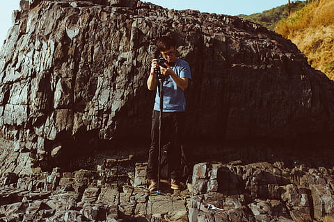 homem, segurando, Câmera, de pé, penhasco, dia, ao lado, formação rochosa, câmera dslr, vídeo, mim, caminhada, aventura, ao ar livre, pessoas, homens, natureza, mochila, montanha, rock - objeto, exploração, adulto, turista, uma pessoa, panorama, mulheres, apenas adultos, só mulheres, Rocha, atividade de lazer, pessoas reais, sólido, atividade, roupa casual, temas de fotografia, comprimento total, estilos de vida, adulto jovem, habilidade, fotografando, 5K, CC0, domínio público, royalty free