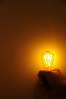 luce, lampada, illuminazione, inferno, luci, retrò, lampadina, energia, notte, paralume, mano umana, mano, parte del corpo umano, detenzione, attrezzatura per l'illuminazione, parte del corpo, raggiante, dito umano, una persona, dito, illuminato, copia spazio, stili di vita, luce - fenomeno naturale, luminosa, singolo oggetto, brillante, avvicinamento, buio, elettricità, luminosità, 4K, CC0, dominio pubblico, privo di copyright