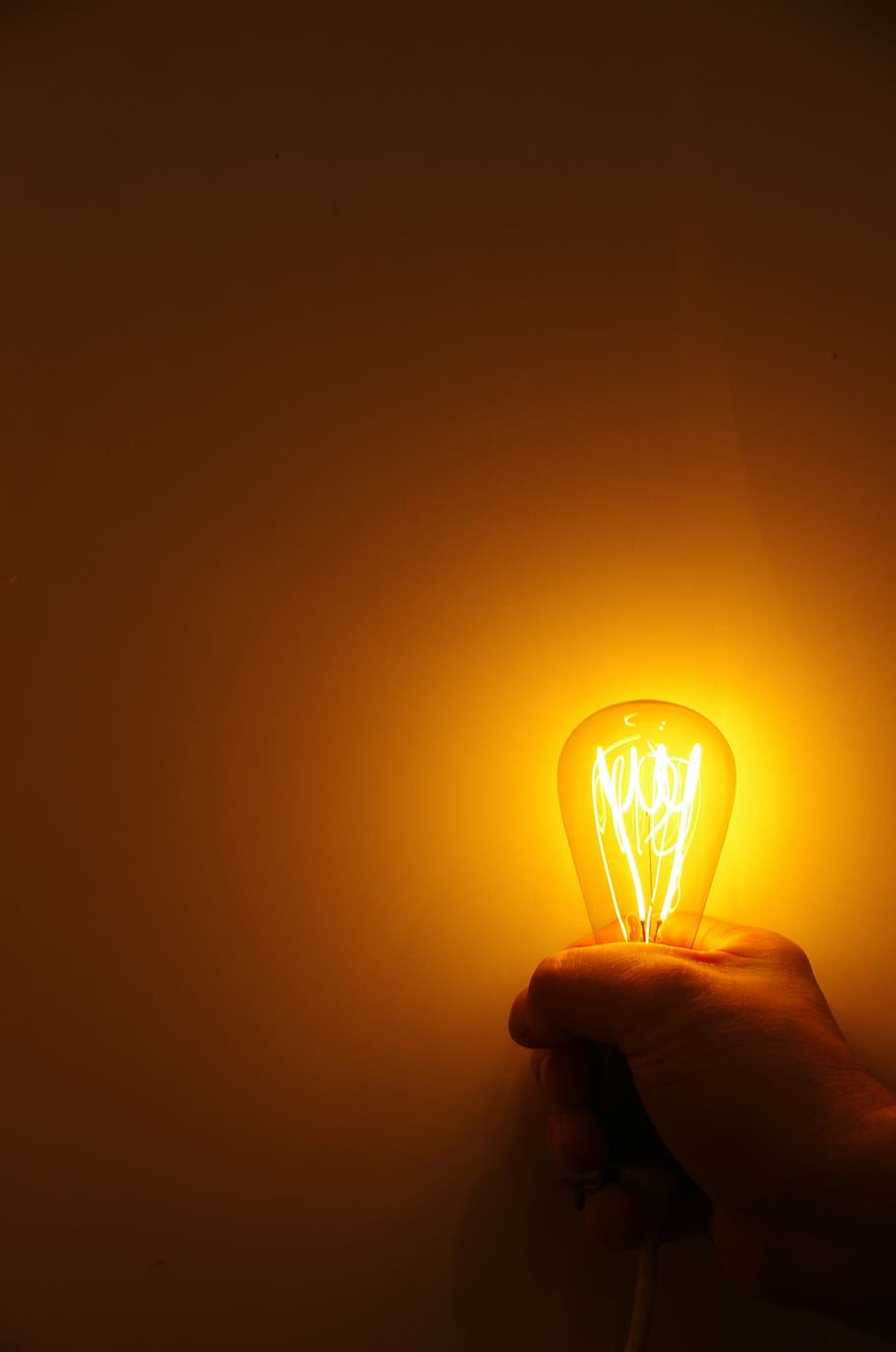 luce, lampada, illuminazione, inferno, luci, retrò, lampadina, energia, notte, paralume, mano umana, mano, parte del corpo umano, detenzione, attrezzatura per l'illuminazione, parte del corpo, raggiante, dito umano, una persona, dito, illuminato, copia spazio, stili di vita, luce - fenomeno naturale, luminosa, singolo oggetto, brillante, avvicinamento, buio, elettricità, luminosità, 4K