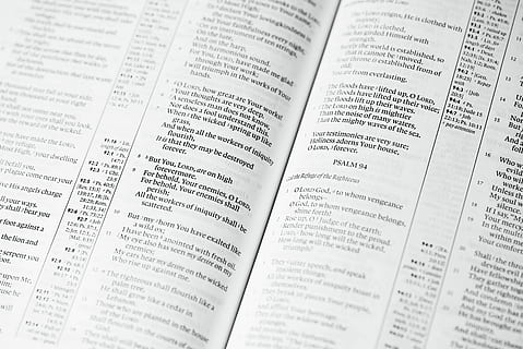 hvid bogside, untitled, ord, tekst, papir, Bemærk, Bestil, ingen mennesker, baggrunde, tæt på, stilleben, fuld ramme, indendørs, selektiv fokusering, uddannelse, høj vinkel visning, meddelelse, offentliggørelse, åben, i en række, læring, valg, kunstkultur og underholdning, studere, 5K, CC0, offentligt domæne, royaltyfrie