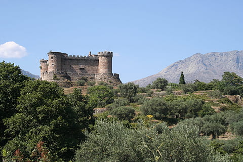 castello, foresta, montare, albero, pianta, architettura, storia, cielo, il passato, struttura costruita, montagna, natura, esterno dell'edificio, destinazioni di viaggio, forte, costruzione, giorno, nessuno, antico, turismo, cielo sereno, all'aperto, 1080P, CC0, dominio pubblico, privo di copyright