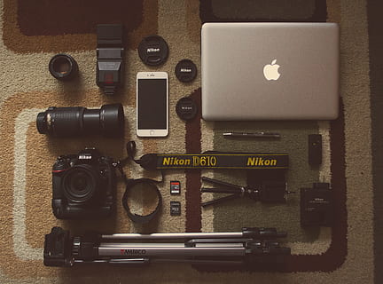 camera, versnelling, voorwerpen, fotografie, technologie, macbook, fotografie thema's, camera - fotografische apparatuur, binnenshuis, lens - optisch instrument, geen mensen, fotografische apparatuur, detailopname, digitale camera, stilleven, recht boven, retro gestileerd, uitrusting, communicatie, tafel, tekst, nostalgie, film camera, thuis videocamera, 4K, CC0, publiek domein, royaltyvrij