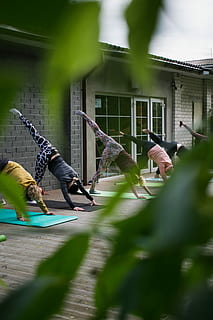Frau, Übung, Routine, Gruppe, Yoga, Gebäude, Menschen, Klasse, Pose, Pflanze, Blatt, Grün, Bokeh, verwischen, Fenster, Glas, Sport Zeit, Samstag, Person, Mensch, Leben, Lebensstil, gesunder Lebensstil, die Architektur, gebaute Struktur, echte Menschen, Gebäudehülle, Tag, Natur, selektiver Fokus, Männer, Lebensstile, eine Person, Fertigkeit, Freizeitbeschäftigung, in voller Länge, Sport, grüne Farbe, draußen, konzentrieren sie sich auf den hintergrund, 5K, CC0, gemeinfrei, lizenzfrei