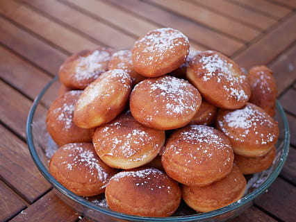 pa, menjar, placa, fusta, al forn, fleca, cocció, close-up, deliciós, rosquilles, casolà, pastisseria, sucre, dolços, taula, saborós, menjar i beguda, frescor, primer pla, cap gent, marró, material de fusta, gran grup d'objectes, natura morta, a l'interior, menjar dolç, llest per menjar, vista d’angle alt, centrar-se en primer pla, dolç, benestar, berenar, alimentació saludable, 1080P, CC0, domini públic, lliure de regalies