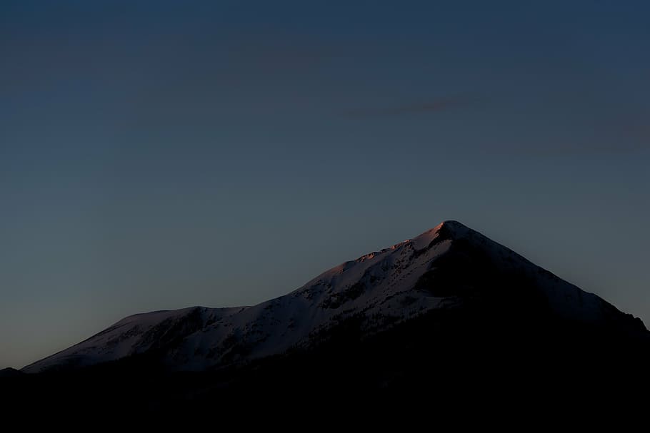 foto de paisatge, muntanya, fosc, muntanya alta, núvol, cel, cim, cresta, paisatge, naturalesa, vall, cim de muntanya, volcà, escenics, escenics - natura, bellesa a la natura, tranquil·litat, escena tranquil·la, cap gent, Serra, neu, temperatura de fred, cel clar, còpia espai, hivern, muntanya nevada, idíl·lic, escena no urbana, medi ambient, 5K