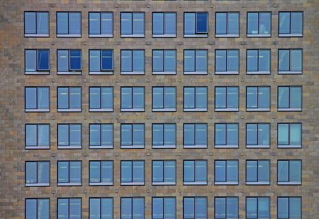 braunes Gebäude, Fassade, Fenster, Frontscheibe, die Architektur, Gebäude, modern, Zuhause, moderne Architektur, Bürogebäude, Gitter, Struktur, Wolkenkratzer, Reflexionen, Glasfassade, Muster, keine Leute, Vollbild, gebaute Struktur, Hintergründe, Gebäudehülle, Seite an Seite, Tag, Blau, in einer Reihe, Wiederholung, Flachwinkelansicht, draußen, Glas - Material, Reflexion, Stadt, 4K, CC0, gemeinfrei, lizenzfrei