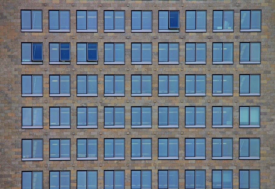edificio marrone, facciata, finestra, finestra frontale, architettura, costruzione, moderno, casa, architettura moderna, edificio per uffici, griglia, struttura, grattacielo, riflessi, facciata in vetro, modello, nessuno, fotogramma intero, struttura costruita, sfondi, esterno dell'edificio, fianco a fianco, giorno, blu, di fila, ripetizione, Inquadratura dal basso, all'aperto, vetro - materiale, riflessione, città, 4K