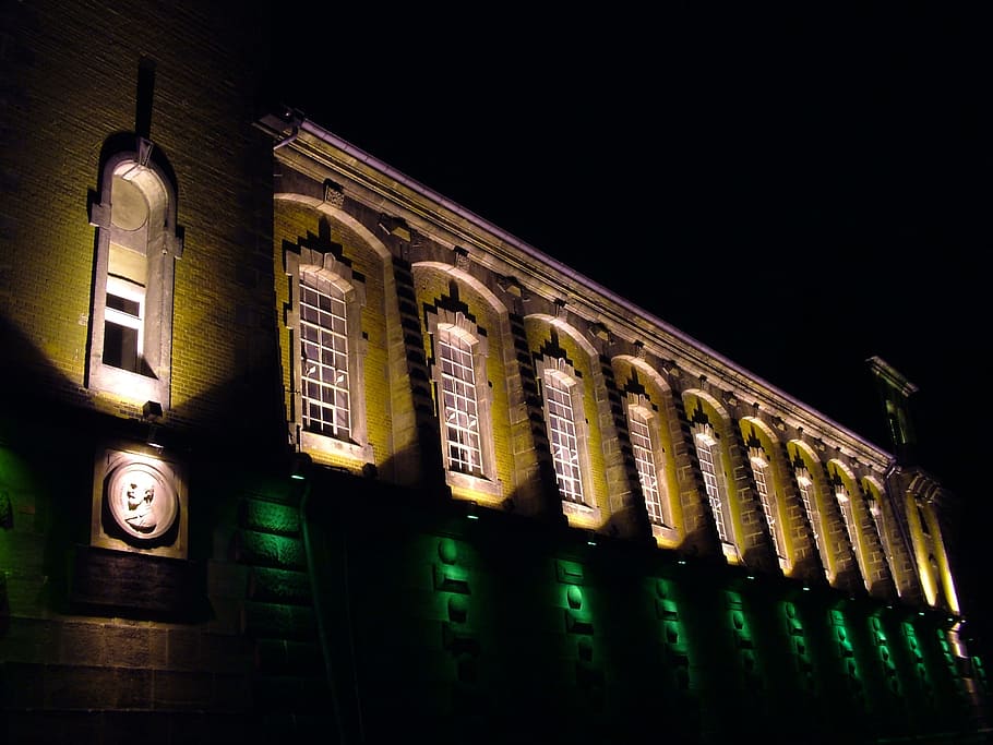 bidsk, dresden, nat, belyst, arkitektur, mørk, vindue, bygning udvendig, ingen mennesker, bygget struktur, lav vinkel visning, himmel, by, bygning, belysningsudstyr, udendørs, natur, kopiere plads, vestlige script, lys - naturligt fænomen, meddelelse, rejsemål, skyfri himmel, 2K