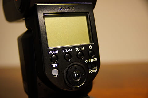 kamera flash, blitz, lukker, sony, fotografering, Foto, fotograf, udstyr, eksponeringstid, lukketid, teknologi, tæt på, indendørs, enkelt objekt, ingen mennesker, nummer, kunstkultur og underholdning, kontrollere, meddelelse, sort farve, kamera - fotografisk udstyr, studio skud, fokus på forgrunden, objektiv - optisk instrument, forfra, knop, fotografering temaer, kopiere plads, trykknap, digitalt kamera, elektrisk udstyr, 4K, CC0, offentligt domæne, royaltyfrie