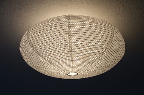 Deckenleuchte, Lampe, Innere, Beleuchtung, Innenbeleuchtung, Energieeinsparung, Energieverbrauch, Skulptur, Korn, Struktur, Grafik, lichthof, Hintergrund, einzelnes Objekt, Lichtanlage, beleuchtet, Elektrizität, keine Leute, hängend, drinnen, elektrische Lampe, Decke, Flachwinkelansicht, Pendelleuchte, Licht, Muster, Nahansicht, Kreis, gestalten, Geometrische Figur, elektrisches Licht, Licht - natürliches Phänomen, Nacht-, silberfarben, 5K, CC0, gemeinfrei, lizenzfrei