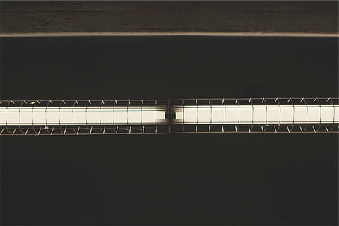 teto, leve, néon, interior, subterrâneo, moderno, fluorescente, tecnologia, Sombrio, Lâmpadas fluorescentes, foco, aço, instrumento musical, música, ninguém, equipamento musical, cultura artística e entretenimento, dentro de casa, instrumento de cordas, fechar-se, luz solar, metal, padronizar, natureza, iluminado, corda, grade, grato, fretboard, origens, 1080P, CC0, domínio público, royalty free