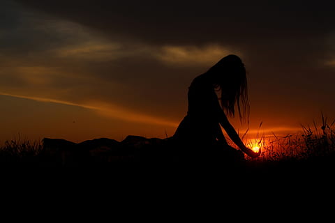 dageraad, landschap, natuur, hemel, wolken, woestijn, avond, buitenshuis, silhouet, zon, zonsondergang, boom, een persoon, wolk - lucht, Oranje kleur, schoonheid in de natuur, volwassen, zijaanzicht, scenics - natuur, vrouw, echte mensen, lang haar, kalmte, rustige scène, idyllisch, land-, levensstijlen, kapsel, depressie - verdriet, 5K, CC0, publiek domein, royaltyvrij