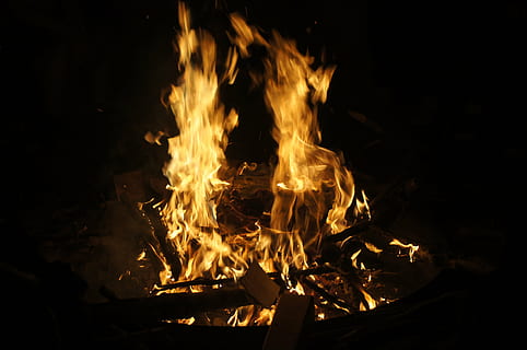 ild, lejr, camp ild, brænding, flamme, brand - naturligt fænomen, varme - temperatur, træ - materiale, log, træ, Brænde, natur, nat, ingen mennesker, bål, orange farve, tæt på, glødende, bevægelse, Camping, udendørs, lejrbål, mørk, helvede, 4K, CC0, offentligt domæne, royaltyfrie