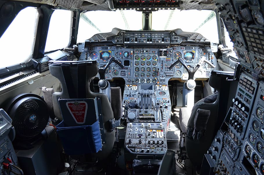 foto, negre, gris, cabina de l'avió, interior, panell de control, cabina, endins, concorde, avió, pilot, manera de transport, transport, vehicle aeri, interior del vehicle, control, complexitat, dia, cap gent, a l'interior, tecnologia, viatjar, panell, indústria aeroespacial, calibre, vista del darrere, transport públic, 4K