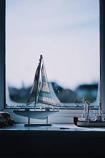 dos, vaixell, al costat, finestra, model a escala de velers, blanc, blau, velers, model a escala, clar, vidre, navegar, model, joguina, veler, vaixell nàutic, vela, iot, mar, iots, transport, viatjar, cel, aigua, cap gent, màstil, vacances, a l'aire lliure, pont - estructura feta per l'home, manera de transport, transparent, arquitectura, vidre - material, estructura construïda, naturalesa, dia, centrar-se en primer pla, neu, connexió, 5K, CC0, domini públic, lliure de regalies