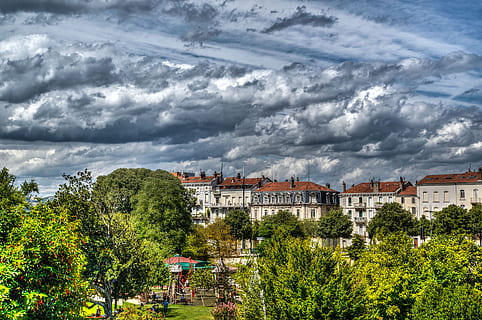 fotografia hdr, calcestruzzo, edifici, architettura, nuvole, Cloudscape, luce del giorno, Francia, hdr, storico, case, idilliaco, paesaggio, natura, all'aperto, panoramico, piante, vista, cielo, turismo, cittadina, tranquillo, viaggio, alberi, albero, struttura costruita, esterno dell'edificio, pianta, nuvola - cielo, costruzione, città, giorno, quartiere residenziale, nessuno, bellezza nella natura, colore verde, Casa, crescita, destinazioni di viaggio, paesaggio urbano, 5K, CC0, dominio pubblico, privo di copyright