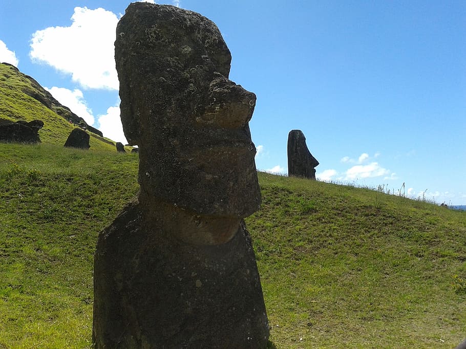 rapa, nui, illa de Pasqua, rapa nui, xile, moai, hangaroa, cel, herba, planta, naturalesa, escena tranquil·la, terra, tranquil·litat, dia, camp, cap gent, medi ambient, paisatge, color verd, bellesa a la natura, escenics - natura, sòlid, arquitectura, núvol - cel, història, destinacions de viatge, a l'aire lliure, civilització antiga, arqueologia, 2K