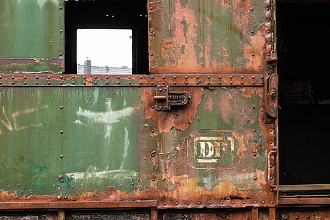 ferrocarril, tren, vagó, semblant, transport, trànsit ferroviari, pista, llocs perduts, inoxidable, db, deutsche bahn, estació de mercaderies, vagó de mercaderies, vell, tancar, rovellat, abandonat, metall, espatllat, obsoleta, cap gent, aixafar, declivi, deteriorament, resistent, dia, finestra, mal estat, seguretat, a l'aire lliure, primer pla, arquitectura, porta, color verd, pestell, arruïnat, 5K, CC0, domini públic, lliure de regalies
