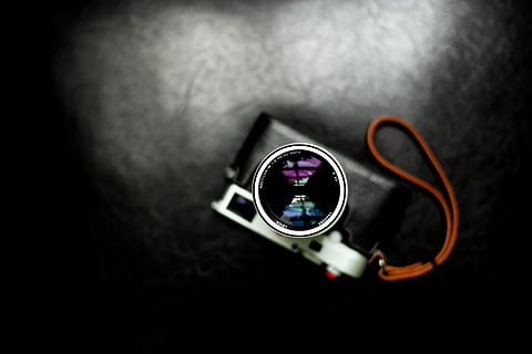 fotocamera reflex nera, nero, grigio, fotocamera point-and-shoot, telecamera, lente, riflessione, retrò, Vintage ▾, Tech, tecnologia, pelle, profondità di campo, in casa, sfondo nero, avvicinamento, girato in studio, singolo oggetto, multicolore, vista, persone, vetro - materiale, cerchio, forma geometrica, obiettivo - strumento ottico, assistenza sanitaria e medicina, occhio, moda, vignetta, 5K, CC0, dominio pubblico, privo di copyright