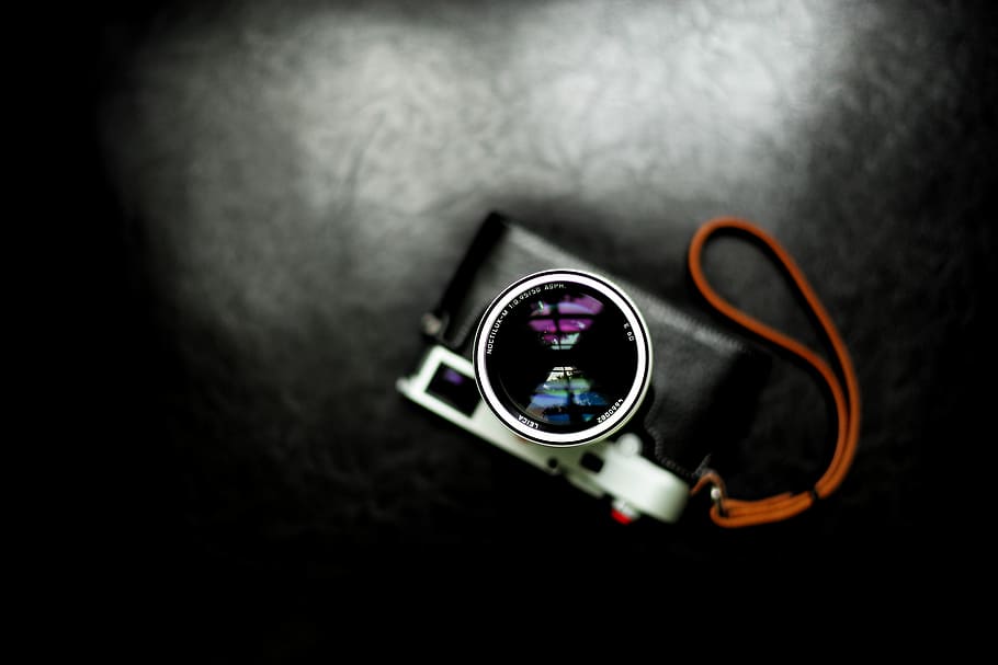 černá slr fotoaparát, Černá, šedá, kamera pro natáčení, Fotoaparát, objektiv, odraz, retro, vinobraní, tech, technologie, kůže, hloubka pole, uvnitř, černé pozadí, detail, studio shot, jeden objekt, vícebarevné, zrak, lidé, sklo - materiál, kruh, geometrický tvar, objektiv - optický přístroj, zdravotnictví a lékařství, oko, móda, viněta, 5K