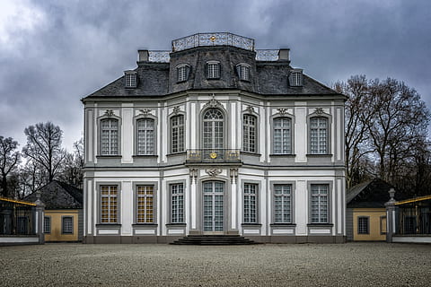 hvid, sort, 3-etagers, 3-etagers hus, slot, barok, rokoko, arkitektur, steder af interesse, historisk, Tyskland, Brühl, slottet af falkenlust, jagthytte, falkejagt, facade, hjem, casanova, bygning udvendig, bygget struktur, himmel, træ, plante, vindue, natur, bygning, ingen mennesker, sky - himmel, indgang, udendørs, dag, by, lav vinkel visning, hus, uddannelse, boligområde, arkitektoniske kolonne, luksus, 5K, CC0, offentligt domæne, royaltyfrie
