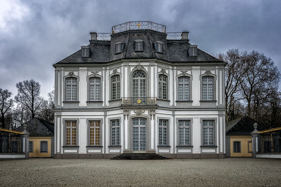 blanc, negre, 3 pisos, Casa de tres pisos, castell, barroc, rococó, arquitectura, llocs d'interès, històricament, Alemanya, brühl, el castell de falkenlust, caseta de caça, falconeria, façana, casa, casanova, exterior de l'edifici, estructura construïda, cel, arbre, planta, finestra, naturalesa, edifici, cap gent, núvol - cel, entrada, a l'aire lliure, dia, ciutat, vista d’angle baix, educació, barri residencial, columna arquitectònica, luxe, 5K