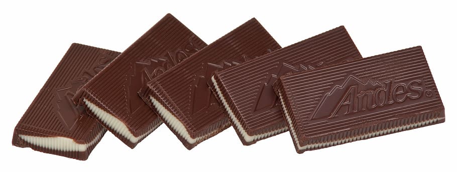 mentes, xocolata, andes, caramels, dolç, sucre, poc sa, dieta, deliciós, menjar, fons blanc, cap gent, primer pla, dia, tallar, tir de l'estudi, patró, grup d'objectes, Color blanc, color negre, indústria, a l'interior, en fila, forma, connexió, panoràmica, contenidor, marró, menjar i beguda, sol objecte, 2K