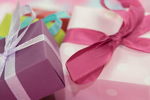Schleife, Paketschleife, Geschenk, gemacht, Paket, Weihnachten, Weihnachtsdekoration, geben, Advent, verpackt, Geschenkverpackung, Überraschung, Geschenke, Muttertag, Kindergeburtstag, Geburtstag, Dekoration, Freude, bunt, Farbe, Feier, Band, Kasten - Behälter, Bogen, rot, Urlaub, Band - Nähartikel, gebundener Bogen, Nahansicht, pinke Farbe, Stillleben, Geschenkbox, Veranstaltung, keine Leute, drinnen, Papier-, Box, selektiver Fokus, Studioaufnahme, Container, Geschenkpapier, Valentinstag - Urlaub, lila, 4K, CC0, gemeinfrei, lizenzfrei