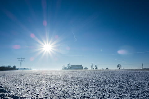 vinter, snø, vinterlig, sol, blå, himmel, delvis skyet, solstråle, lys, baklys, kald, landskap, snowy, snø magi, kaldtemperatur, sollys, natur, skjønnhet i naturen, lysskjær, naturskjønnhet - natur, rolig scene, ro, felt, miljø, ingen folk, land, frossen, utendørs, bra belyst, 5K, CC0, offentlig domene, opphavsrett gratis