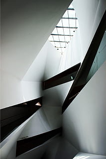 architettura, moderno, scala, in casa, pavimentazione, nessuno, futuristico, design, struttura costruita, passaggi, corridoio, caratteristica della parete, finestra, scena urbana, punto di fuga, luce - fenomeno naturale, soffitto, gradini e scale, Inquadratura dal basso, ringhiera, costruzione, modello, giorno, caratteristica architettonica, lucernario, vetro - materiale, astratto, direttamente sotto, 2K, CC0, dominio pubblico, privo di copyright