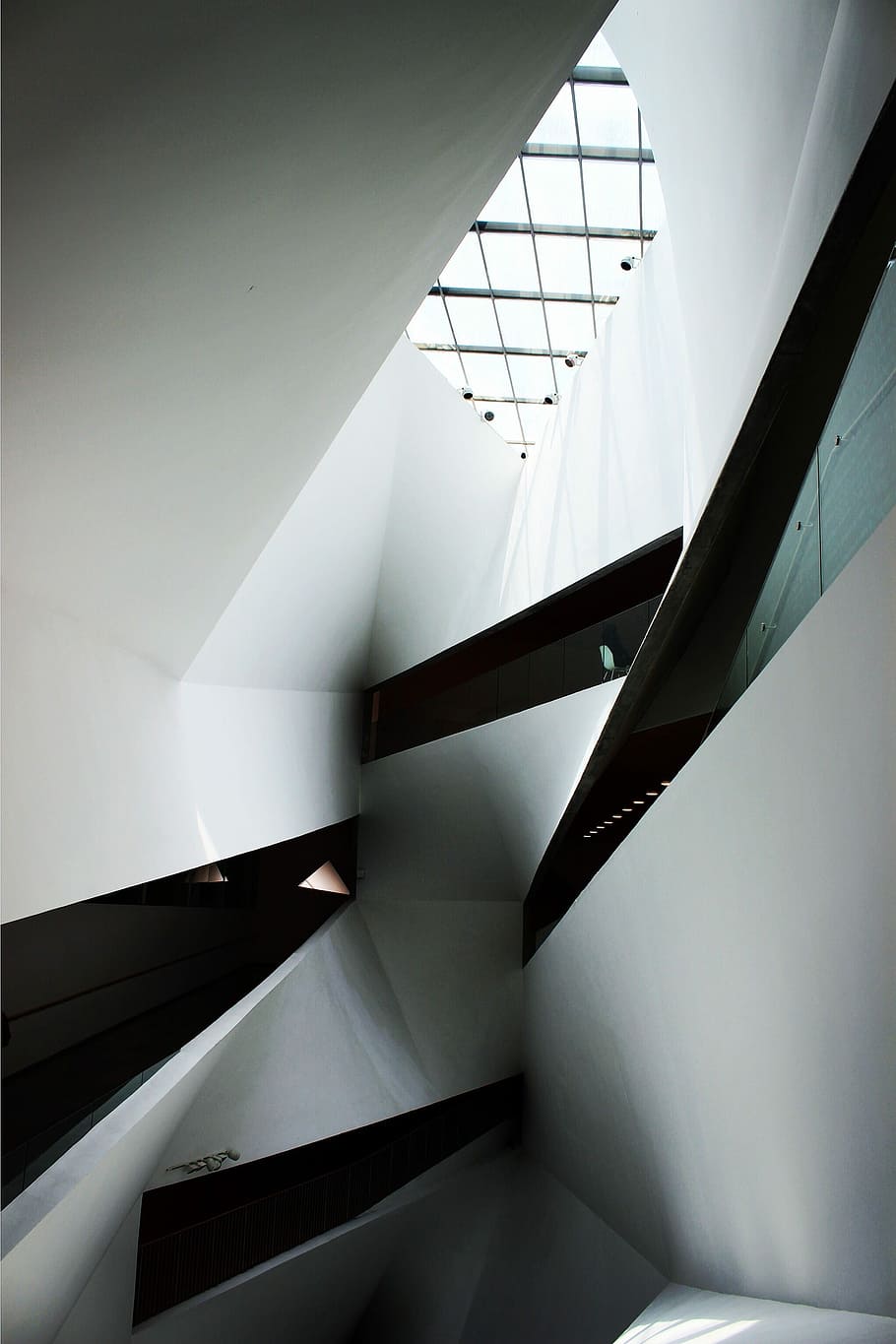 architettura, moderno, scala, in casa, pavimentazione, nessuno, futuristico, design, struttura costruita, passaggi, corridoio, caratteristica della parete, finestra, scena urbana, punto di fuga, luce - fenomeno naturale, soffitto, gradini e scale, Inquadratura dal basso, ringhiera, costruzione, modello, giorno, caratteristica architettonica, lucernario, vetro - materiale, astratto, direttamente sotto, 2K