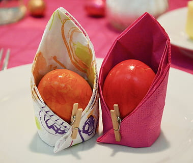 twee, servetten, oppervlakte, Pasen, Paas eieren, Pasen decoratie, kleurrijk, easter egg schilderij, kleur, paasei, decoratie, ei, paasontbijt, pasen decoraties, voedsel, eten en drinken, fruit, detailopname, stilleven, gezond eten, geen mensen, versheid, binnenshuis, rood, papier, welzijn, focus op de voorgrond, viering, houder, verpakt, mand, groep objecten, tafel, groente, 2K, CC0, publiek domein, royaltyvrij